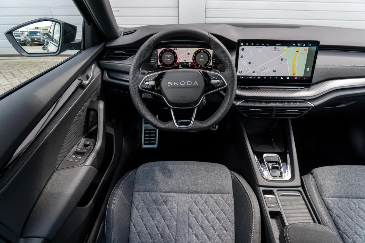 1.5 TSI 150pk DSG MHEV Sportline Business | Panoramadak | LMV 19" | Soundsysteem Canton