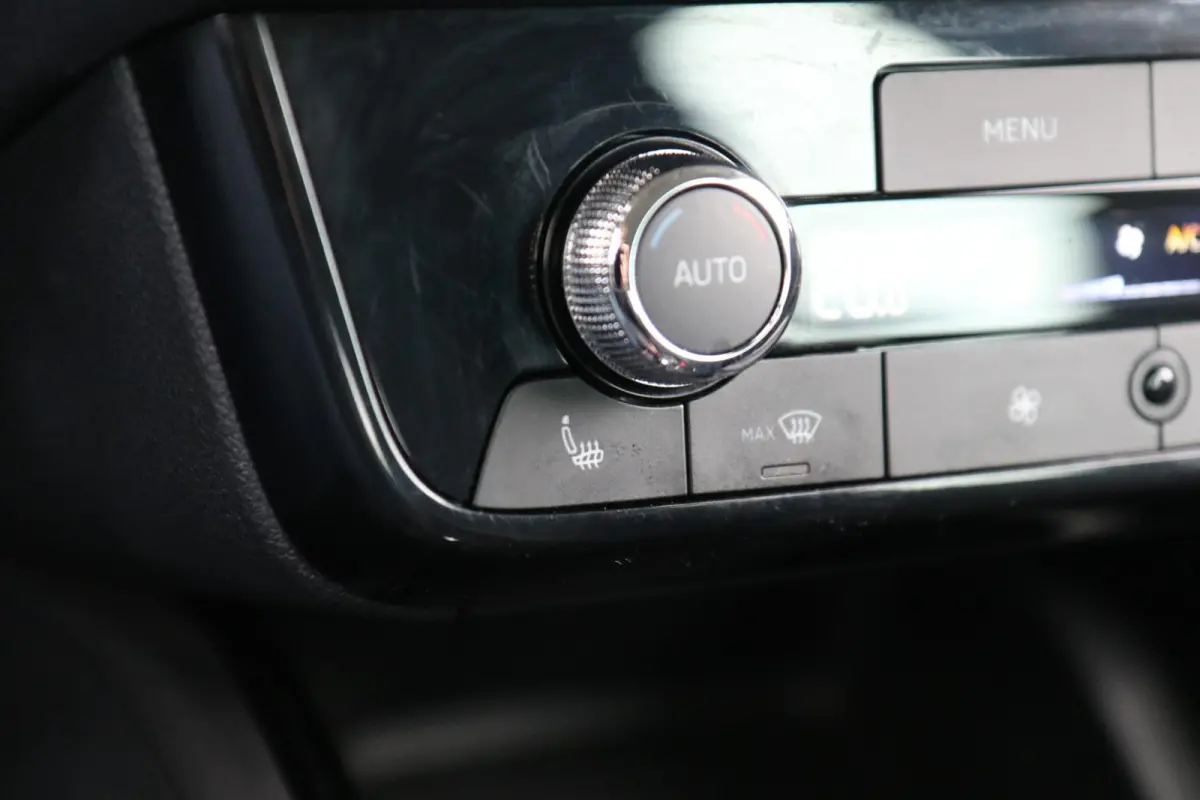 1.0 TSI 115pk DSG Business Edition | App Connect | Achteruitrijcamera | Climate Control | Stoelverwarming