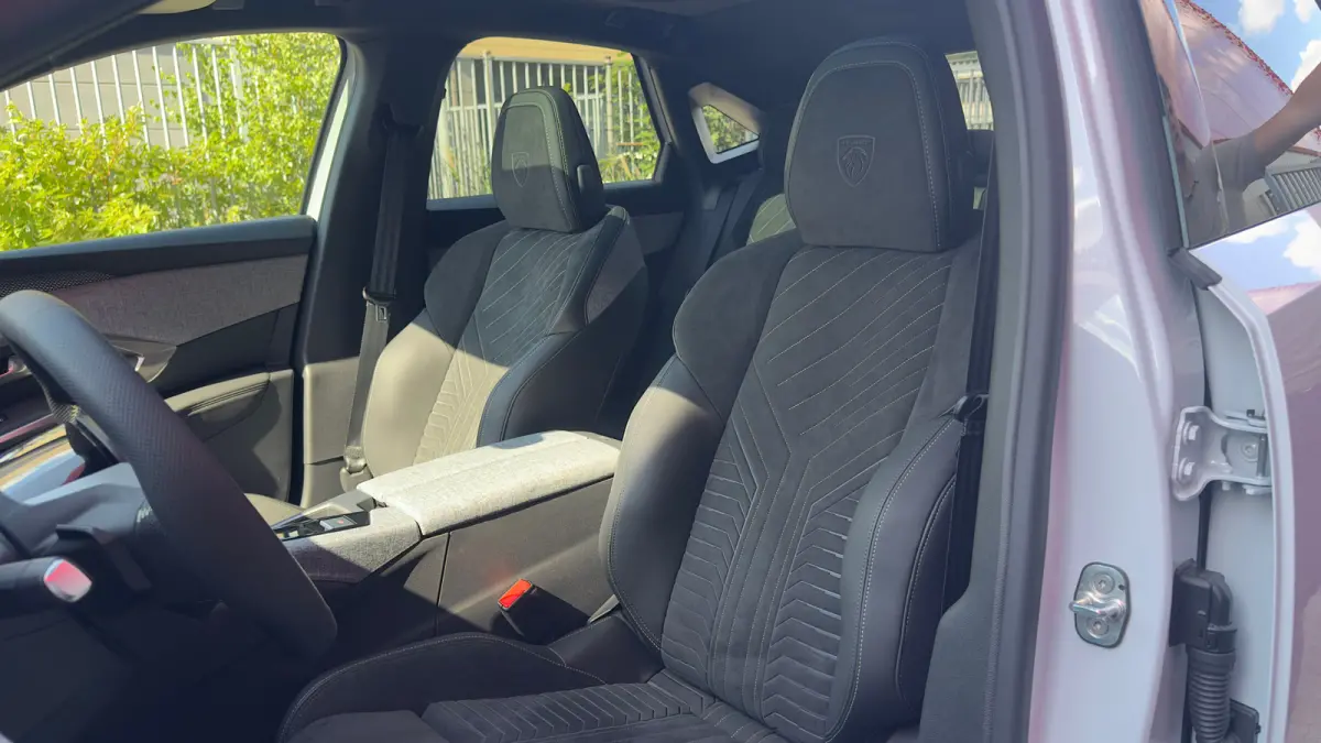 GT | Adaptieve cruise control met Stop&Go functie | Elektrische parkeerrem | Extra getinte achterste zijruiten en achterruit