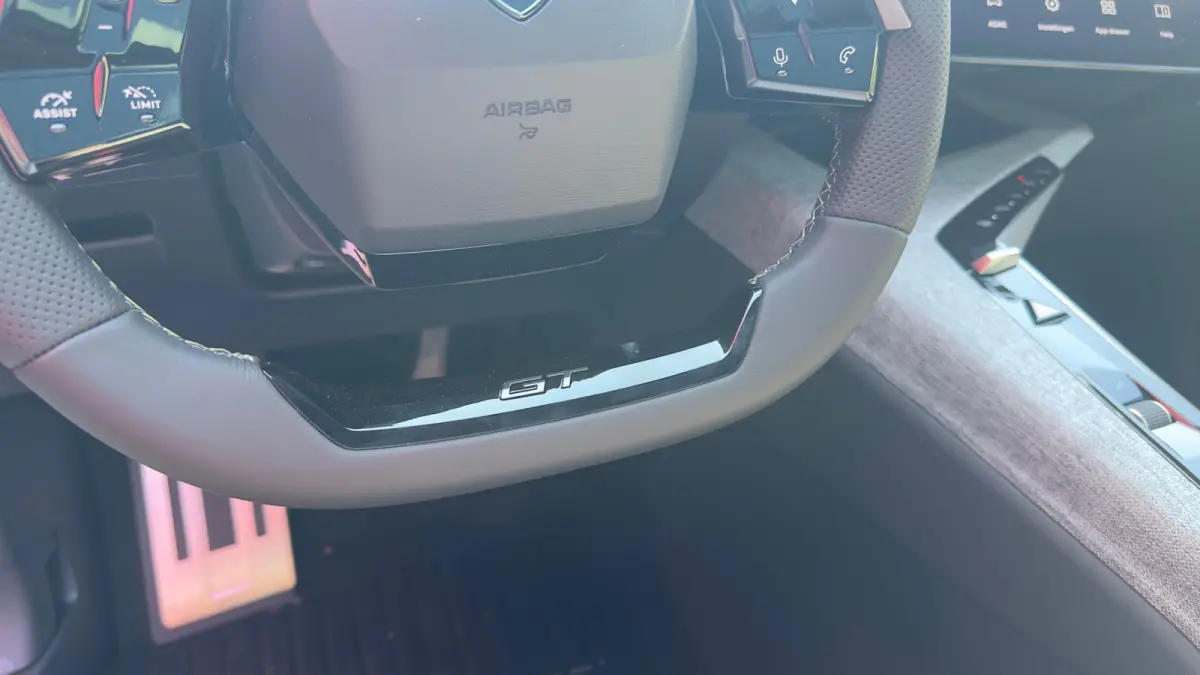 GT | Adaptieve cruise control met Stop&Go functie | Elektrische parkeerrem | Extra getinte achterste zijruiten en achterruit
