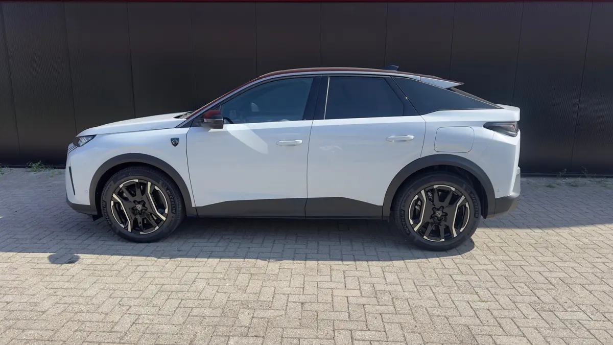 GT | Adaptieve cruise control met Stop&Go functie | Elektrische parkeerrem | Extra getinte achterste zijruiten en achterruit