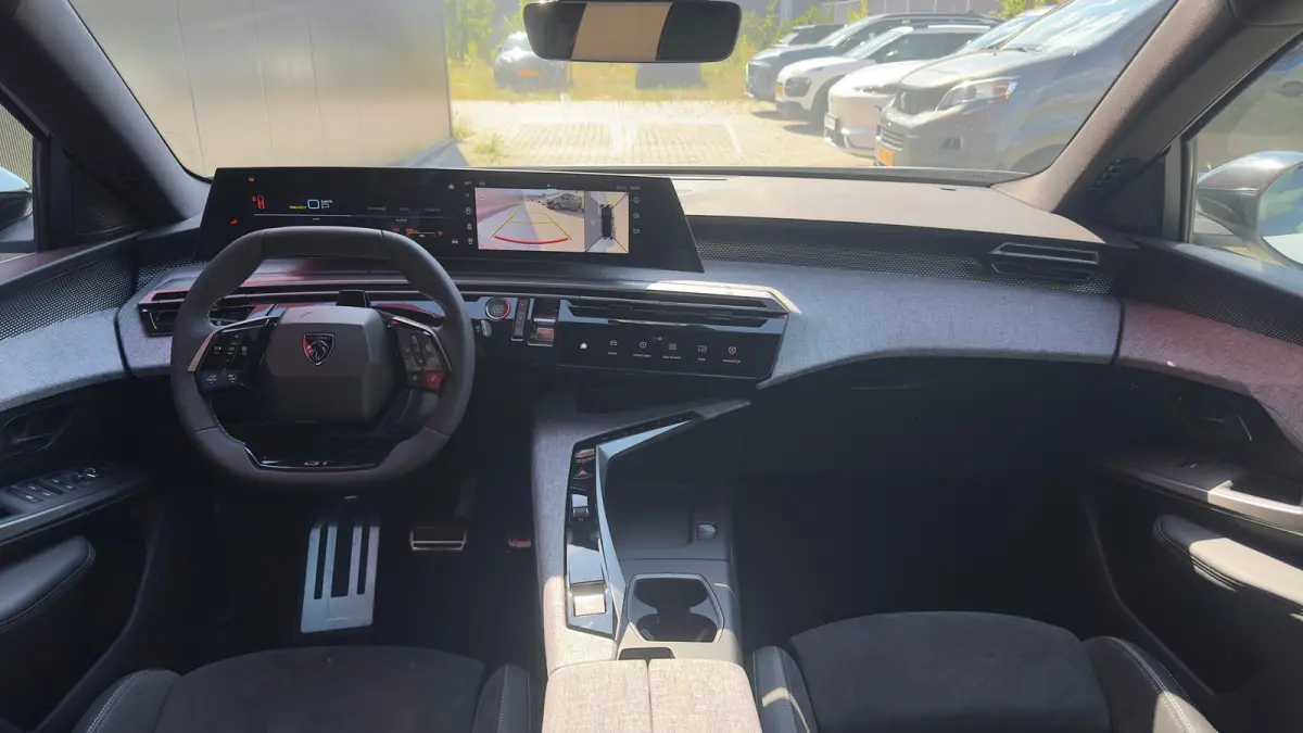 GT | Adaptieve cruise control met Stop&Go functie | Elektrische parkeerrem | Extra getinte achterste zijruiten en achterruit