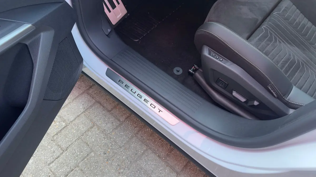 GT | Adaptieve cruise control met Stop&Go functie | Elektrische parkeerrem | Extra getinte achterste zijruiten en achterruit