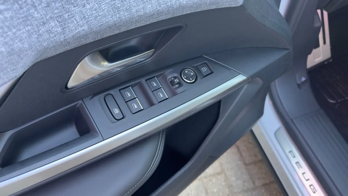 GT | Adaptieve cruise control met Stop&Go functie | Elektrische parkeerrem | Extra getinte achterste zijruiten en achterruit