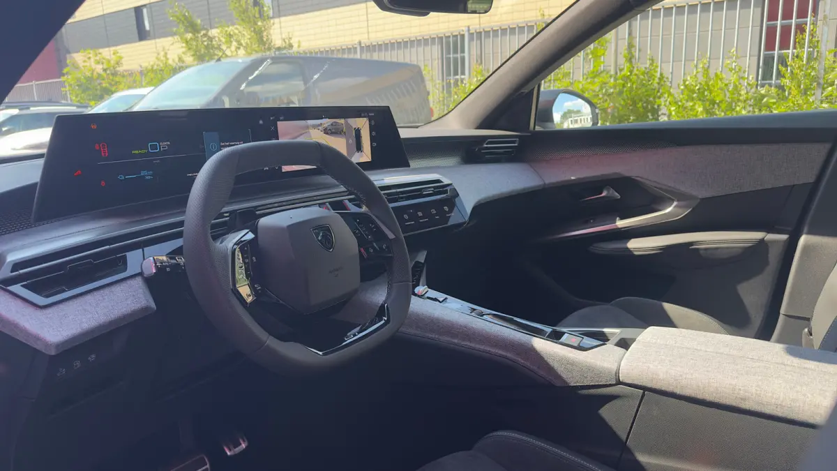 GT | Adaptieve cruise control met Stop&Go functie | Elektrische parkeerrem | Extra getinte achterste zijruiten en achterruit