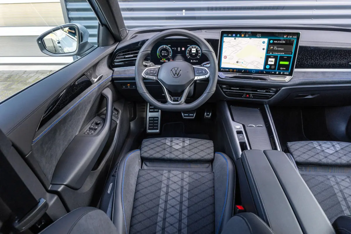 1.5 eHybrid 204pk R-Line Edition | Panoramadak | Trekhaak | Harman Kardon Audio