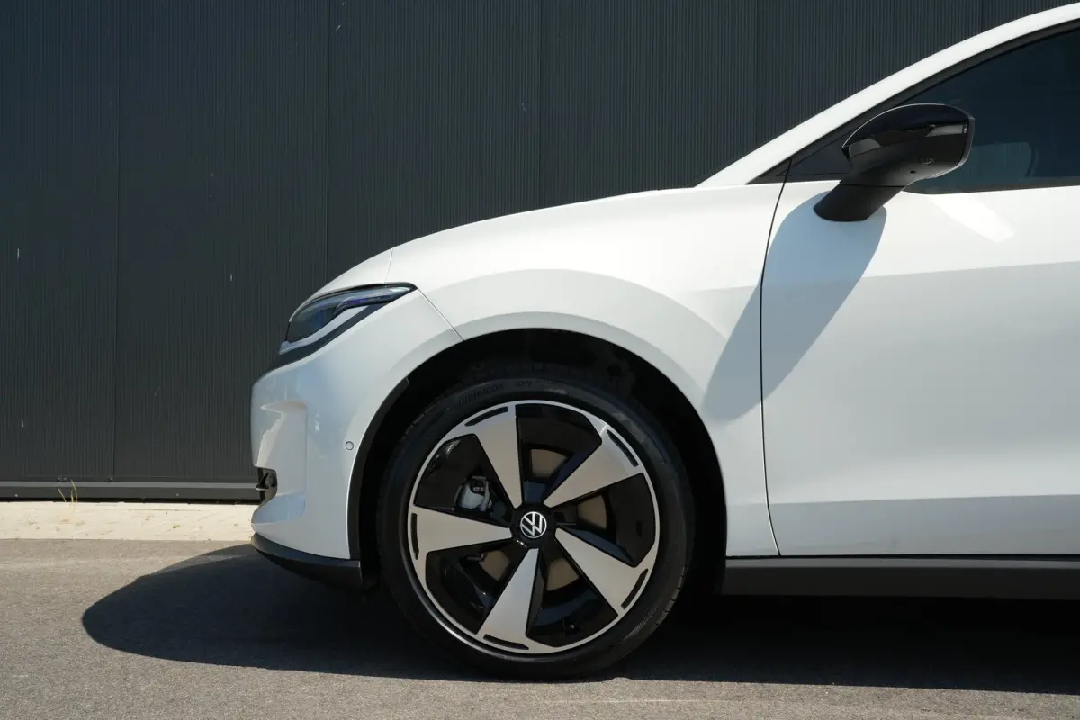 Style First Edition | Airconditioning automatisch, 2-zone (Climatronic) | Automatische afstandsregeling (Adaptive Cruise Control) | Diefstalalarm