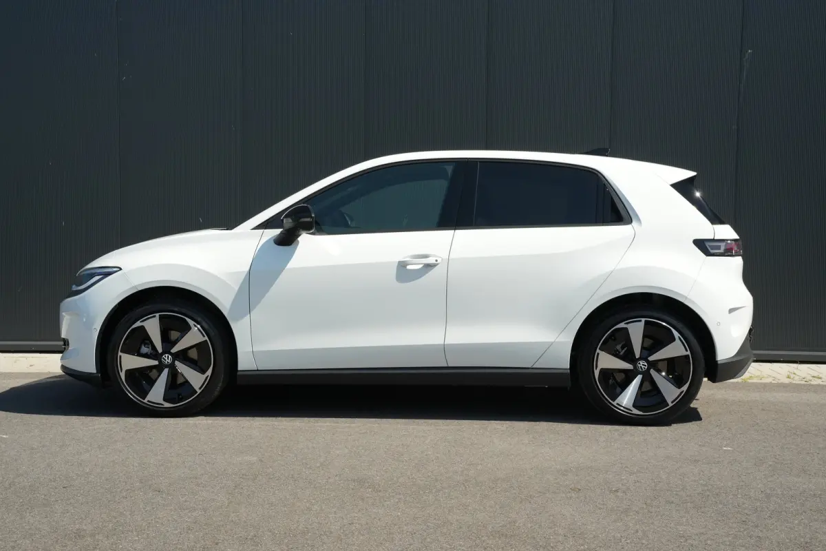 Style First Edition | Airconditioning automatisch, 2-zone (Climatronic) | Automatische afstandsregeling (Adaptive Cruise Control) | Diefstalalarm