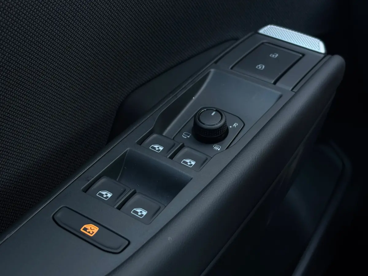 Life First Edition | Airconditioning automatisch, 2-zone (Climatronic) | Automatische afstandsregeling (Adaptive Cruise Control) | Koplampverlichting LED