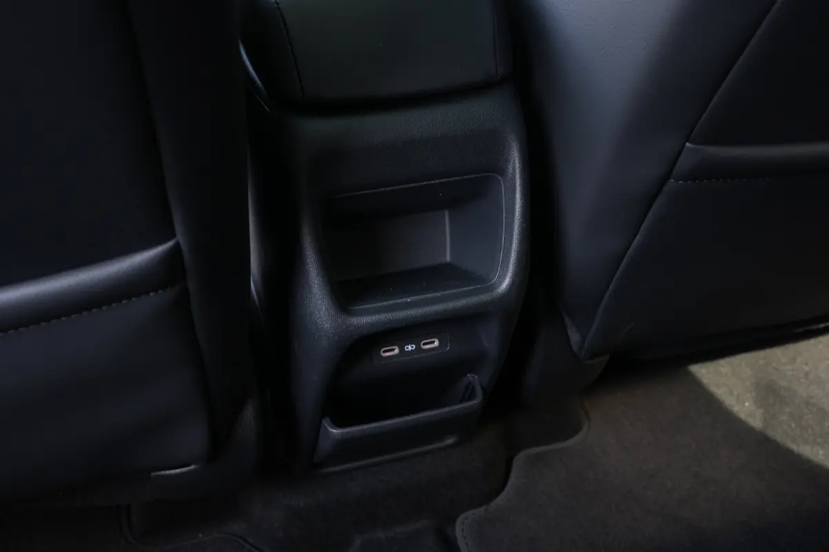 Style First Edition | Airconditioning automatisch, 2-zone (Climatronic) | Automatische afstandsregeling (Adaptive Cruise Control) | Diefstalalarm