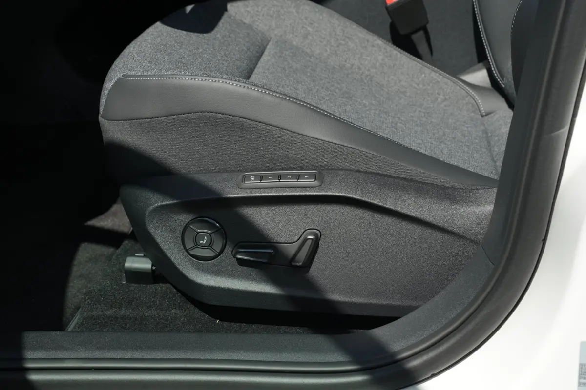Style First Edition | Airconditioning automatisch, 2-zone (Climatronic) | Automatische afstandsregeling (Adaptive Cruise Control) | Diefstalalarm