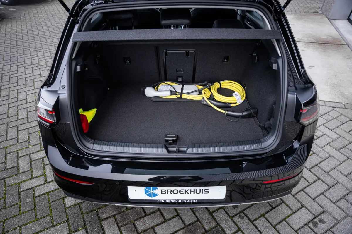 Style Edition eHybrid | 'App-Connect' draadloze smartphone integratie | Afstandscontrolesysteem (Front Assist) | Automatische afstandsregeling (Adaptive Cruise Control)