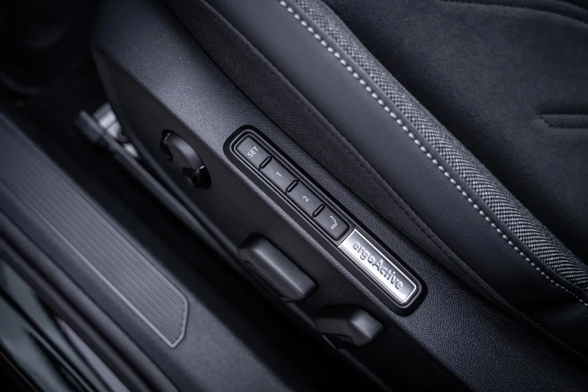 Style Edition eHybrid | 'App-Connect' draadloze smartphone integratie | Afstandscontrolesysteem (Front Assist) | Automatische afstandsregeling (Adaptive Cruise Control)