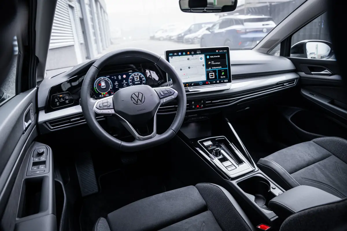 Style Edition eHybrid | 'App-Connect' draadloze smartphone integratie | Afstandscontrolesysteem (Front Assist) | Automatische afstandsregeling (Adaptive Cruise Control)