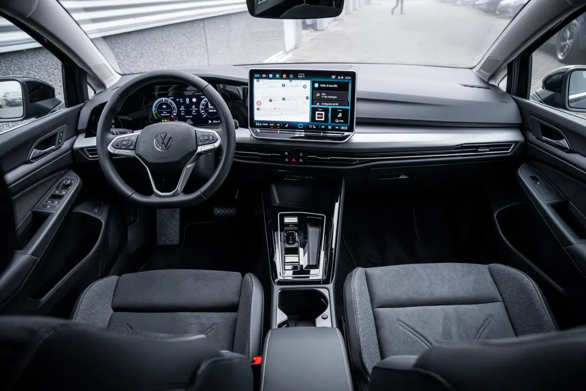 Style Edition eHybrid | 'App-Connect' draadloze smartphone integratie | Afstandscontrolesysteem (Front Assist) | Automatische afstandsregeling (Adaptive Cruise Control)