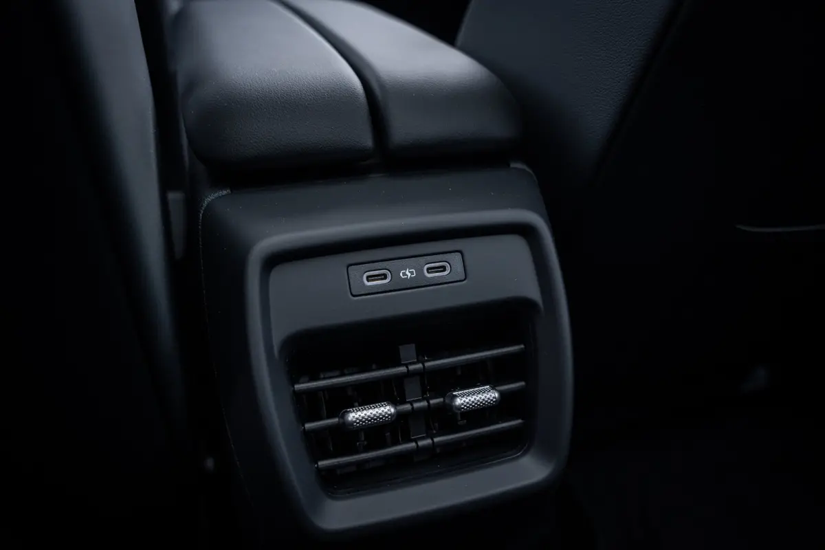 Style | Airconditioning automatisch, 2-zone (Climatronic) | Automatische afstandsregeling (Adaptive Cruise Control) | Buitenspiegels elektrisch instel-, verwarm- en inklapbaar