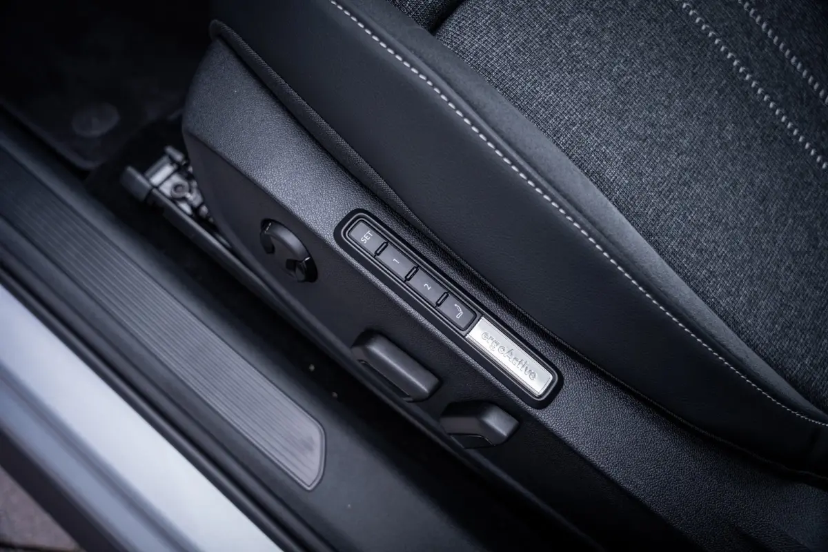 Style | Airconditioning automatisch, 2-zone (Climatronic) | Automatische afstandsregeling (Adaptive Cruise Control) | Buitenspiegels elektrisch instel-, verwarm- en inklapbaar
