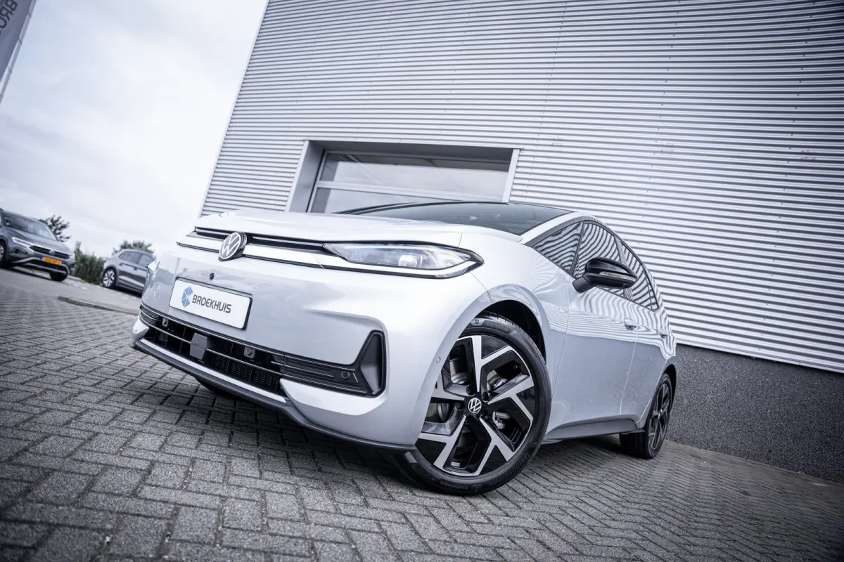 Style | Airconditioning automatisch, 2-zone (Climatronic) | Automatische afstandsregeling (Adaptive Cruise Control) | Buitenspiegels elektrisch instel-, verwarm- en inklapbaar