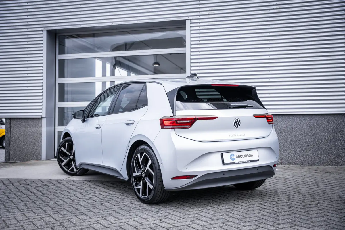 Style | Airconditioning automatisch, 2-zone (Climatronic) | Automatische afstandsregeling (Adaptive Cruise Control) | Buitenspiegels elektrisch instel-, verwarm- en inklapbaar