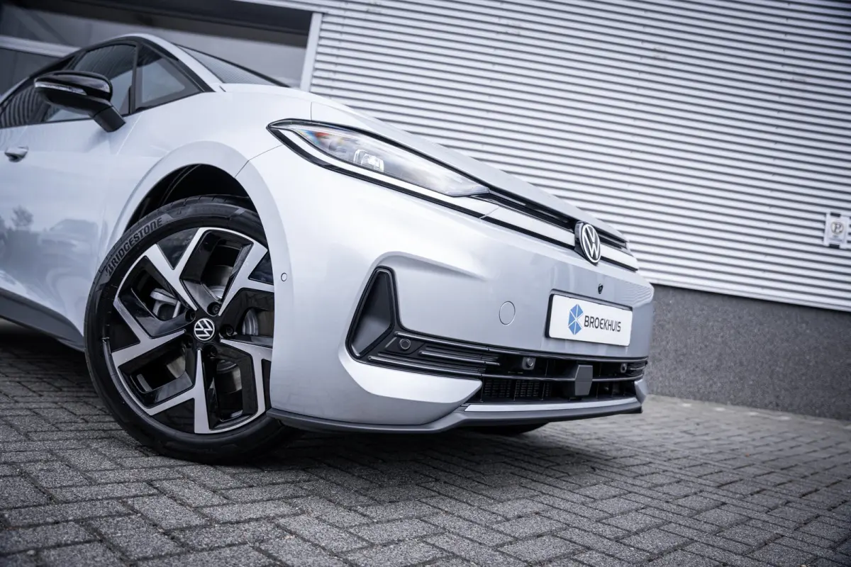 Style | Airconditioning automatisch, 2-zone (Climatronic) | Automatische afstandsregeling (Adaptive Cruise Control) | Buitenspiegels elektrisch instel-, verwarm- en inklapbaar