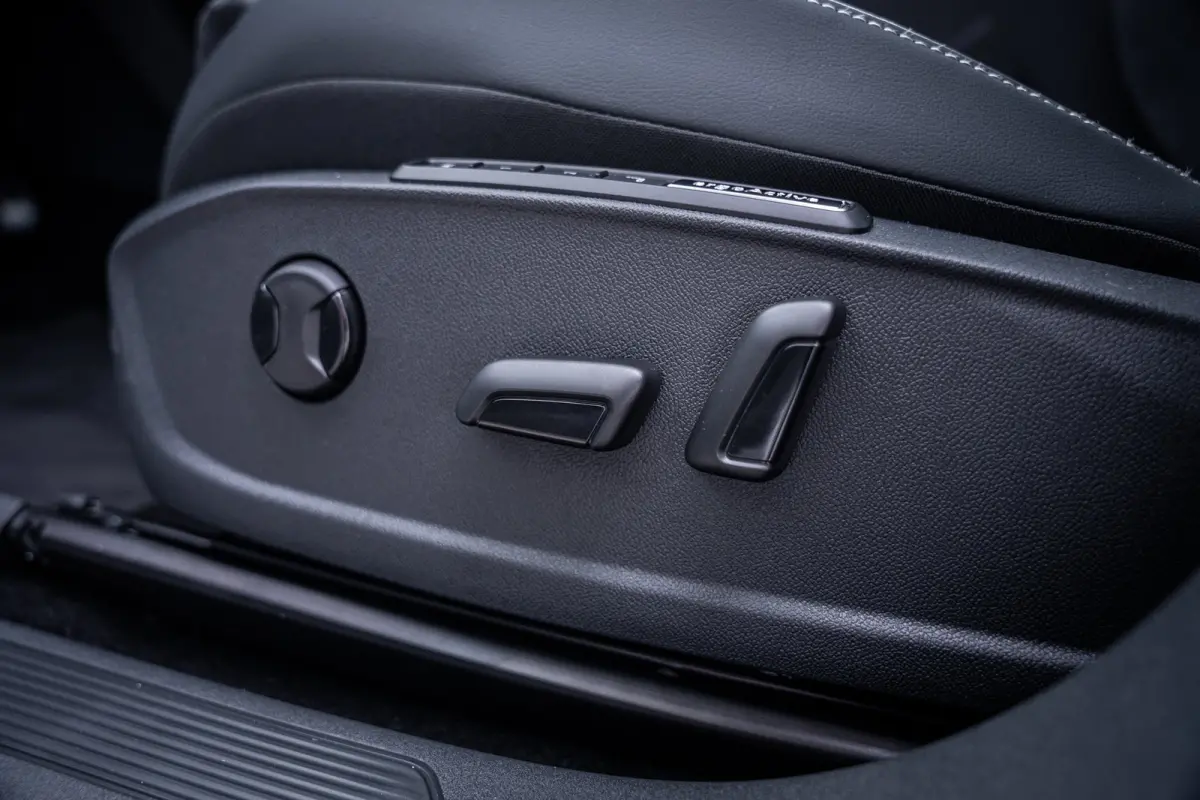 Style | Airconditioning automatisch, 2-zone (Climatronic) | Automatische afstandsregeling (Adaptive Cruise Control) | Buitenspiegels elektrisch instel-, verwarm- en inklapbaar