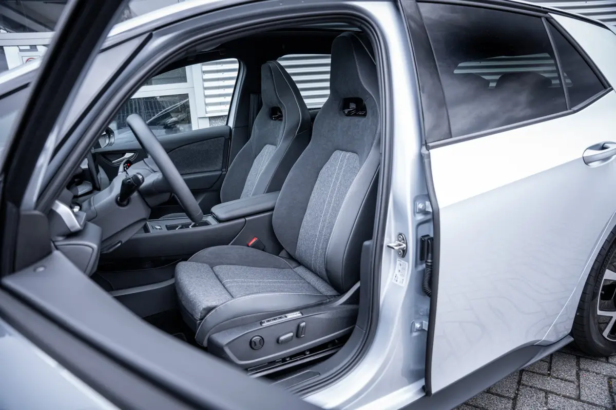 Style | Airconditioning automatisch, 2-zone (Climatronic) | Automatische afstandsregeling (Adaptive Cruise Control) | Buitenspiegels elektrisch instel-, verwarm- en inklapbaar