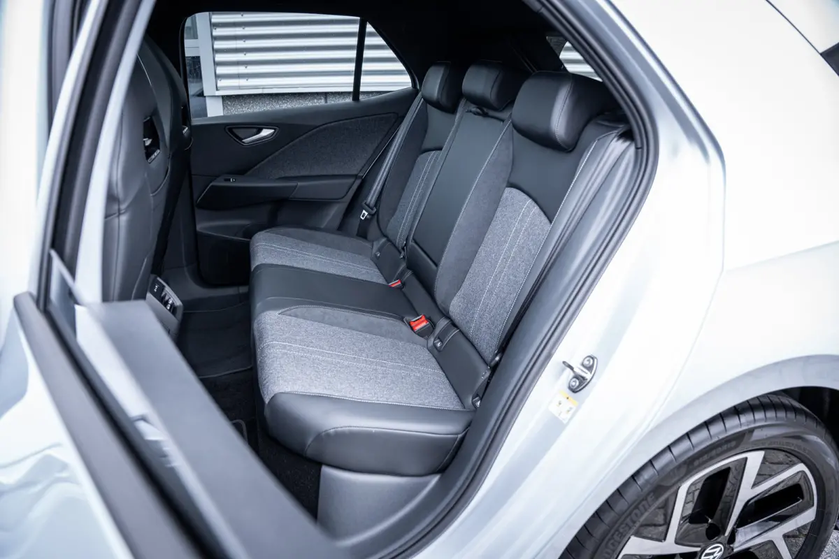 Style | Airconditioning automatisch, 2-zone (Climatronic) | Automatische afstandsregeling (Adaptive Cruise Control) | Buitenspiegels elektrisch instel-, verwarm- en inklapbaar