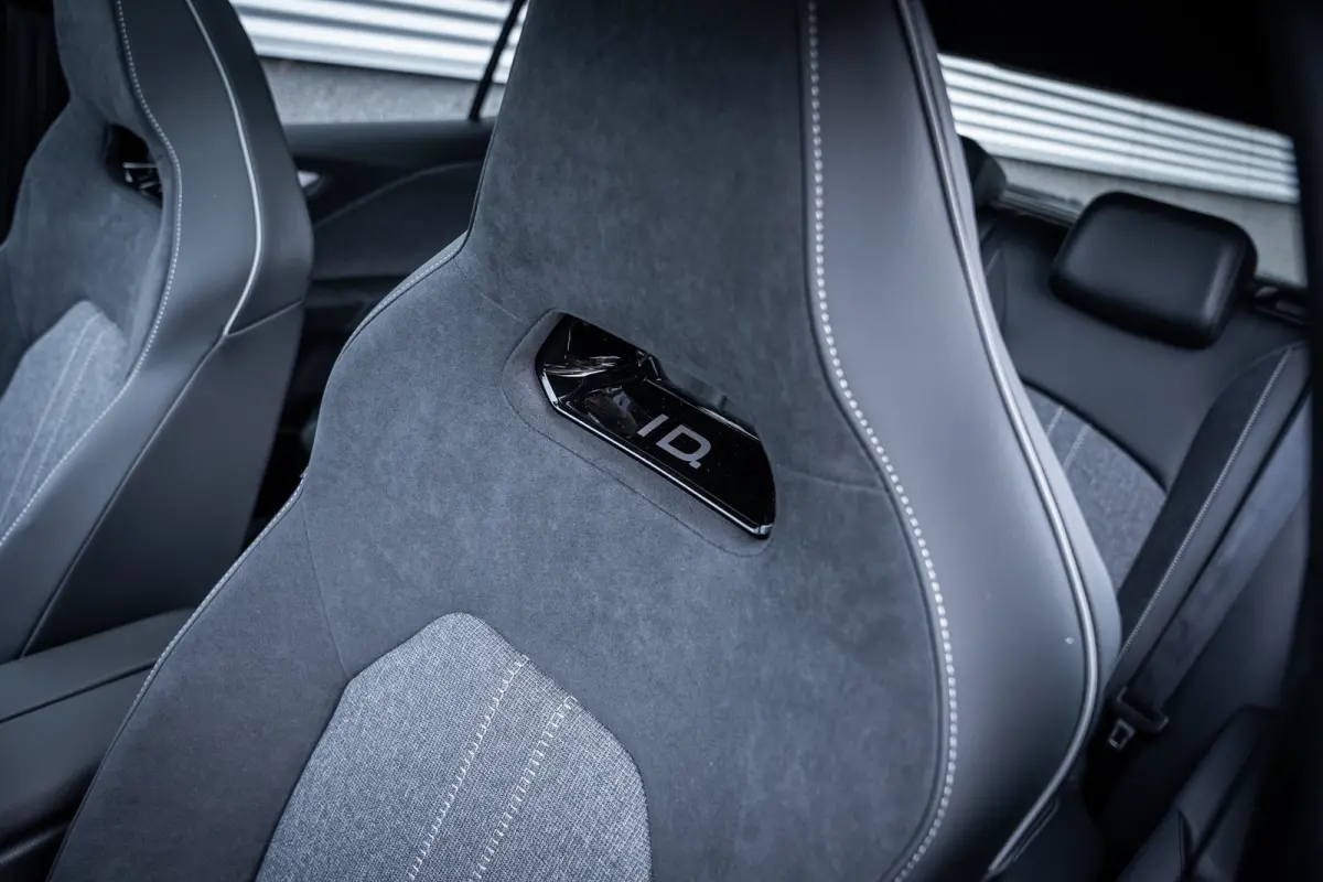 Style | Airconditioning automatisch, 2-zone (Climatronic) | Automatische afstandsregeling (Adaptive Cruise Control) | Buitenspiegels elektrisch instel-, verwarm- en inklapbaar