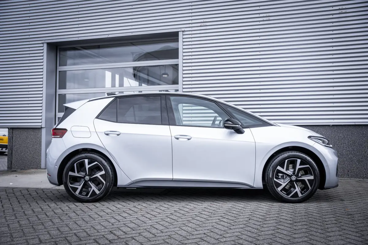 Style | Airconditioning automatisch, 2-zone (Climatronic) | Automatische afstandsregeling (Adaptive Cruise Control) | Buitenspiegels elektrisch instel-, verwarm- en inklapbaar