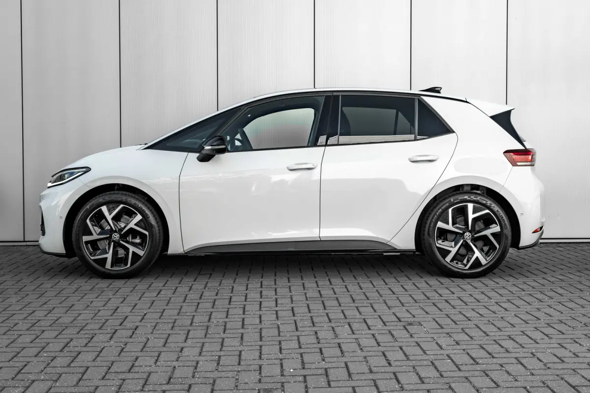Style | Airconditioning automatisch, 2-zone (Climatronic) | Automatische afstandsregeling (Adaptive Cruise Control) | Buitenspiegels elektrisch instel-, verwarm- en inklapbaar