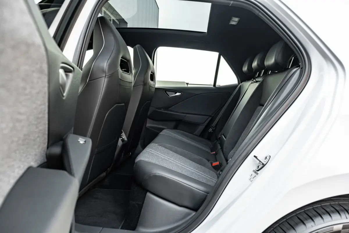 Style | Airconditioning automatisch, 2-zone (Climatronic) | Automatische afstandsregeling (Adaptive Cruise Control) | Buitenspiegels elektrisch instel-, verwarm- en inklapbaar