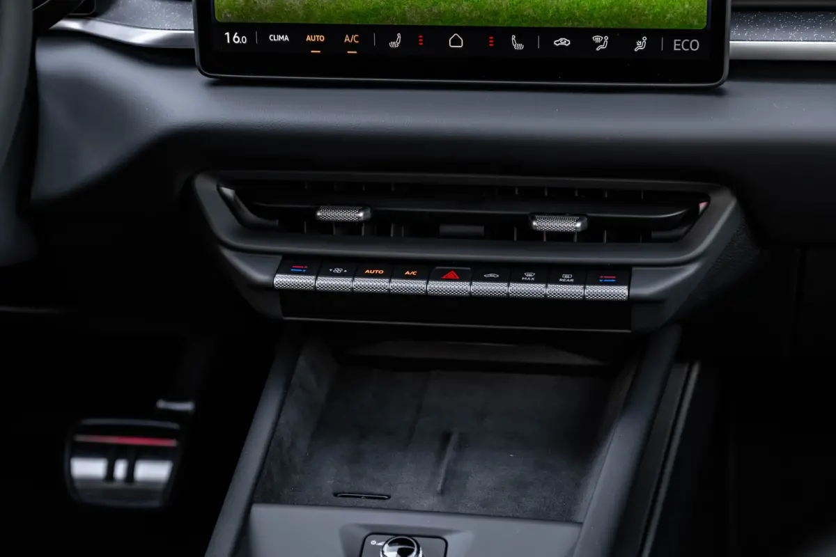 Style | Airconditioning automatisch, 2-zone (Climatronic) | Automatische afstandsregeling (Adaptive Cruise Control) | Buitenspiegels elektrisch instel-, verwarm- en inklapbaar