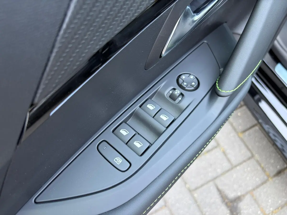 GT | Elektrische parkeerrem | Elektrische parkeerrem | Extra getinte achterste zijruiten en achterruit
