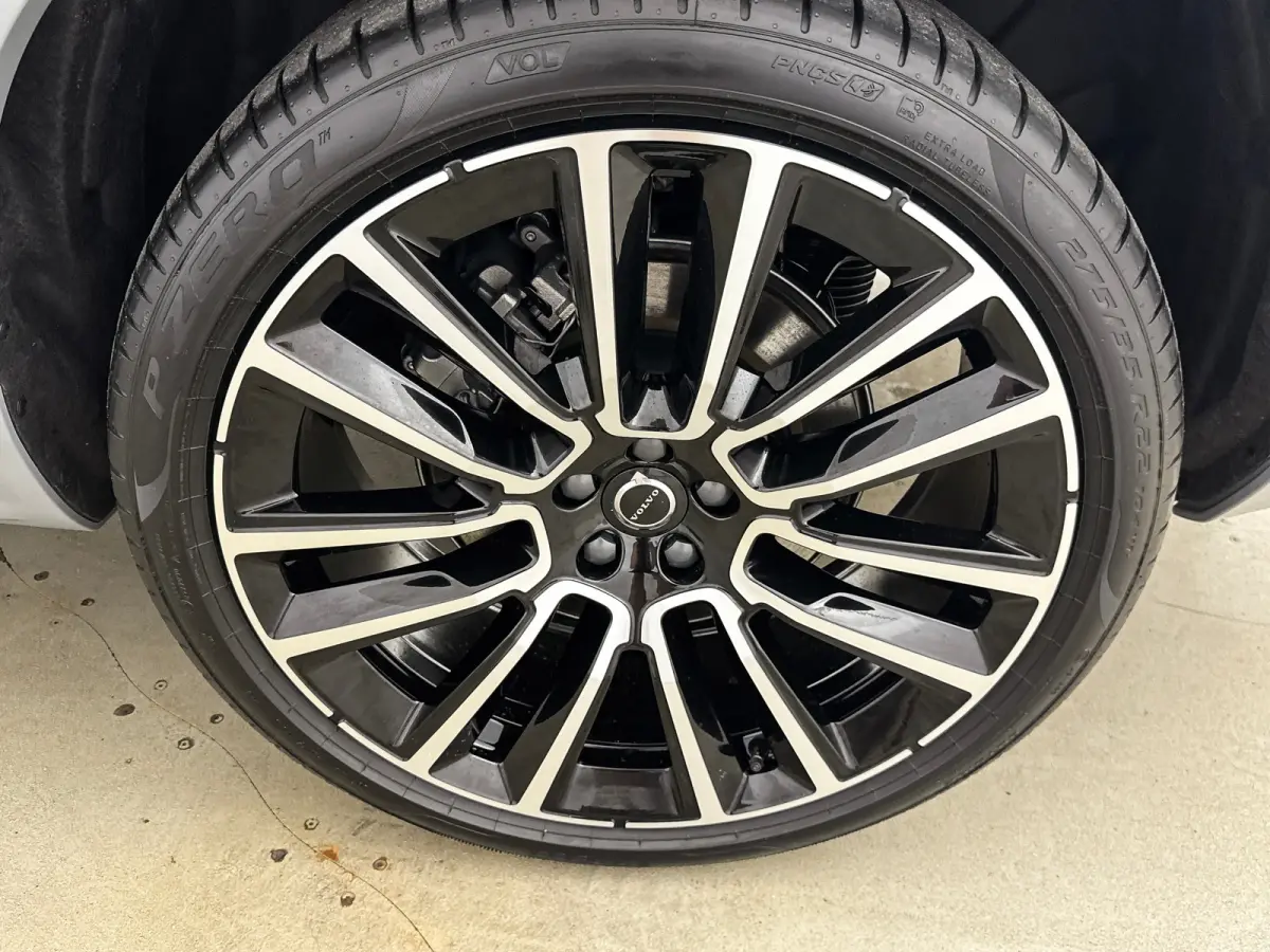 T8 Ultra Black Edition Executive | 22" | Gelaagd & Getint Glas | Geintegreerd kinderzitje | Luchtvering | Geventileerd Nappa | Bowers & Wilkins | Stoelmassage | Panoramadak | Head-Up | 360 C