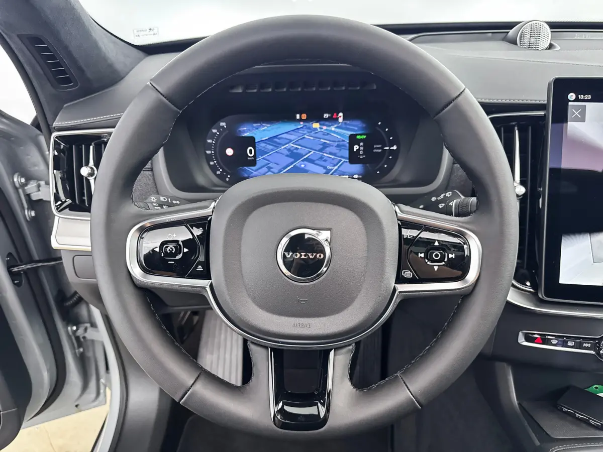 T8 Ultra Black Edition Executive | 22" | Gelaagd & Getint Glas | Geintegreerd kinderzitje | Luchtvering | Geventileerd Nappa | Bowers & Wilkins | Stoelmassage | Panoramadak | Head-Up | 360 C