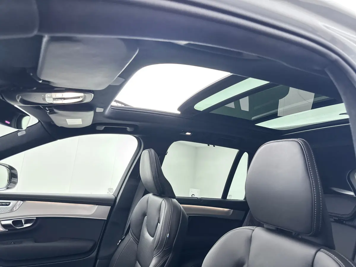 T8 Ultra Black Edition Executive | 22" | Gelaagd & Getint Glas | Geintegreerd kinderzitje | Luchtvering | Geventileerd Nappa | Bowers & Wilkins | Stoelmassage | Panoramadak | Head-Up | 360 C