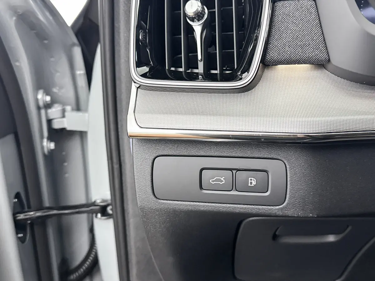 T8 Ultra Black Edition Executive | 22" | Gelaagd & Getint Glas | Geintegreerd kinderzitje | Luchtvering | Geventileerd Nappa | Bowers & Wilkins | Stoelmassage | Panoramadak | Head-Up | 360 C