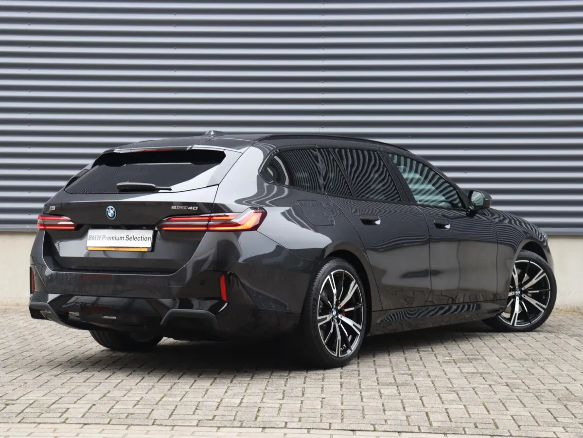 eDrive40 | M Sportpakket Pro | Trekhaak | Panodak | Adaptief M Onderstel Prof. | Head-Up | Driving Assistant Prof. | Parking Assistant Plus | Comfortstoelen | SOH 100% | 20'' LMV
