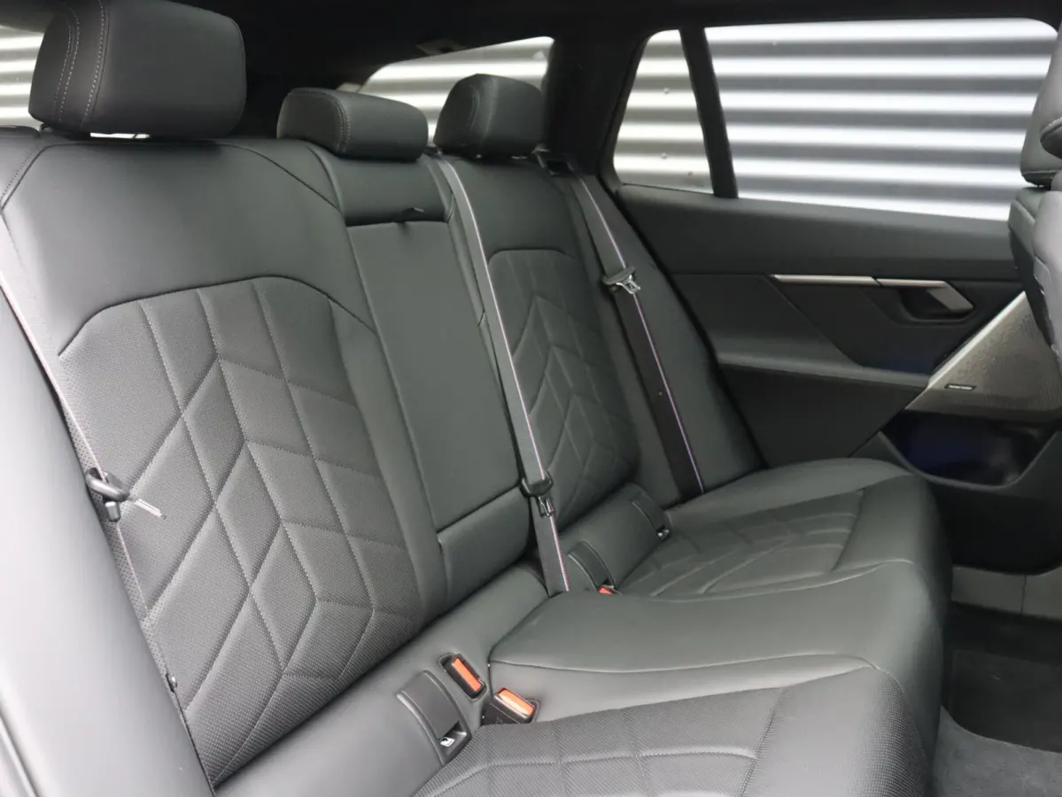 eDrive40 | M Sportpakket Pro | Trekhaak | Panodak | Adaptief M Onderstel Prof. | Head-Up | Driving Assistant Prof. | Parking Assistant Plus | Comfortstoelen | SOH 100% | 20'' LMV