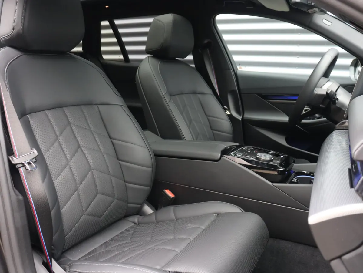 eDrive40 | M Sportpakket Pro | Trekhaak | Panodak | Adaptief M Onderstel Prof. | Head-Up | Driving Assistant Prof. | Parking Assistant Plus | Comfortstoelen | SOH 100% | 20'' LMV