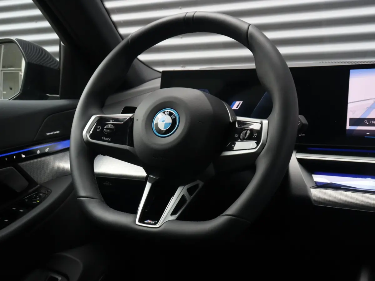 eDrive40 | M Sportpakket Pro | Trekhaak | Panodak | Adaptief M Onderstel Prof. | Head-Up | Driving Assistant Prof. | Parking Assistant Plus | Comfortstoelen | SOH 100% | 20'' LMV