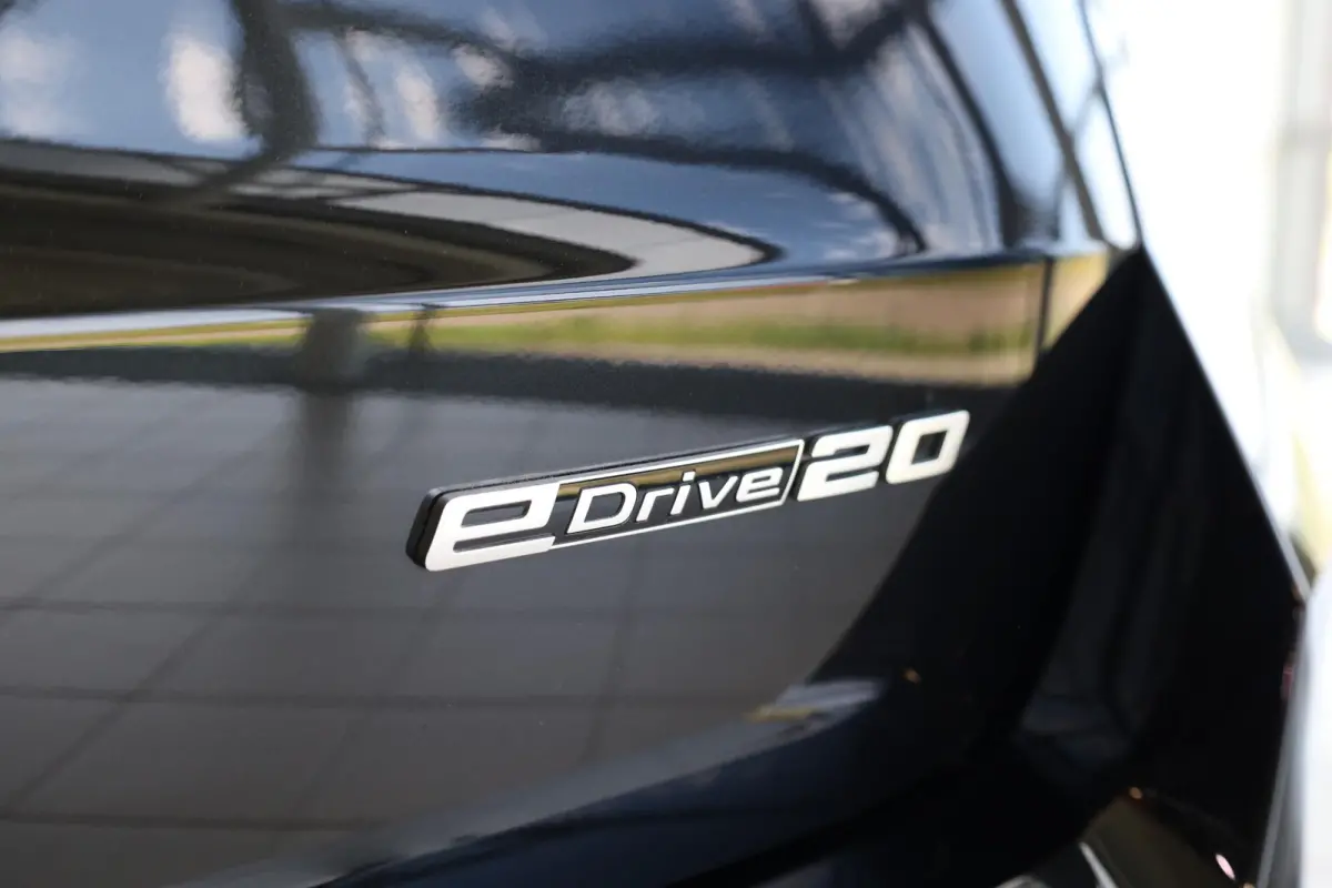eDrive20 | M Sportpakket Pro | Driving Assistant Plus | SOH 100% | Head-Up Display | Stoelverwarming