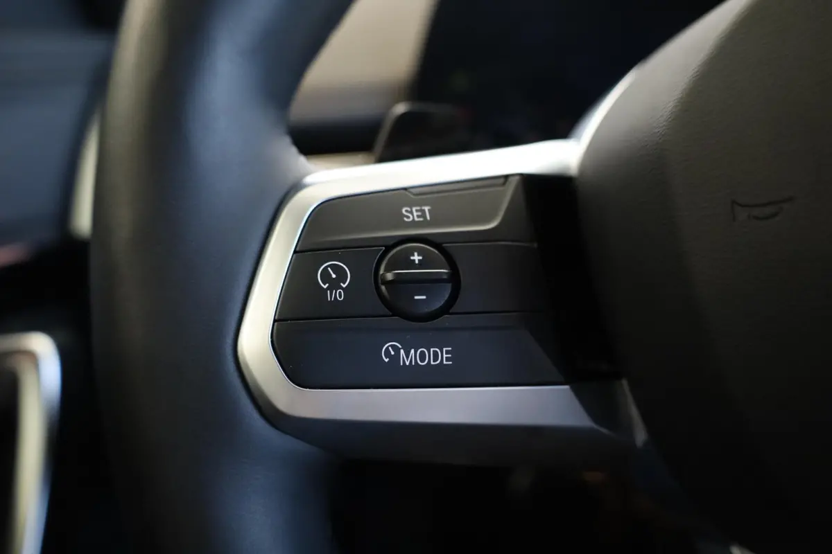 eDrive20 | M Sportpakket Pro | Driving Assistant Plus | SOH 100% | Head-Up Display | Stoelverwarming