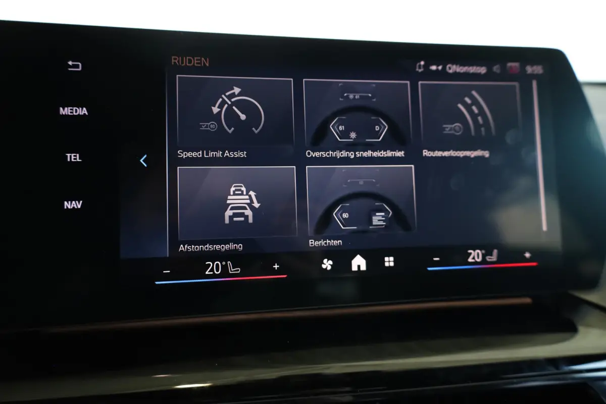 eDrive20 | M Sportpakket Pro | Driving Assistant Plus | SOH 100% | Head-Up Display | Stoelverwarming