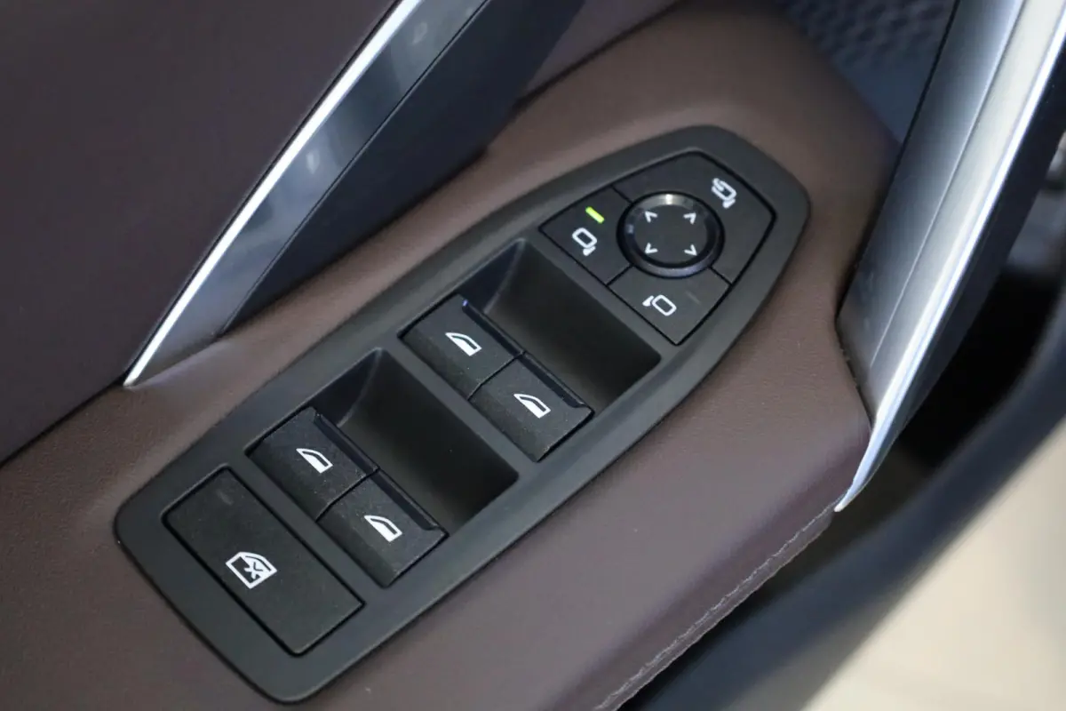 eDrive20 | M Sportpakket Pro | Driving Assistant Plus | SOH 100% | Head-Up Display | Stoelverwarming