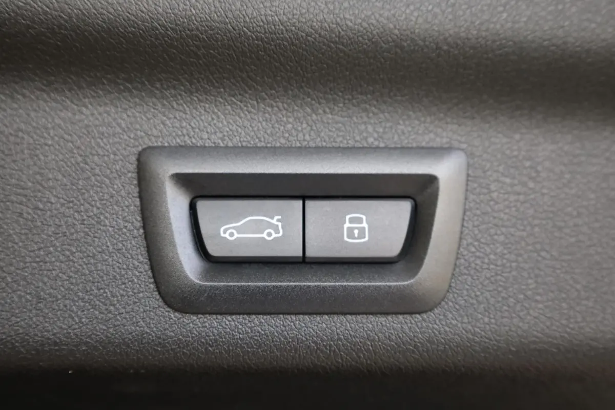 eDrive20 | M Sportpakket Pro | Driving Assistant Plus | SOH 100% | Head-Up Display | Stoelverwarming