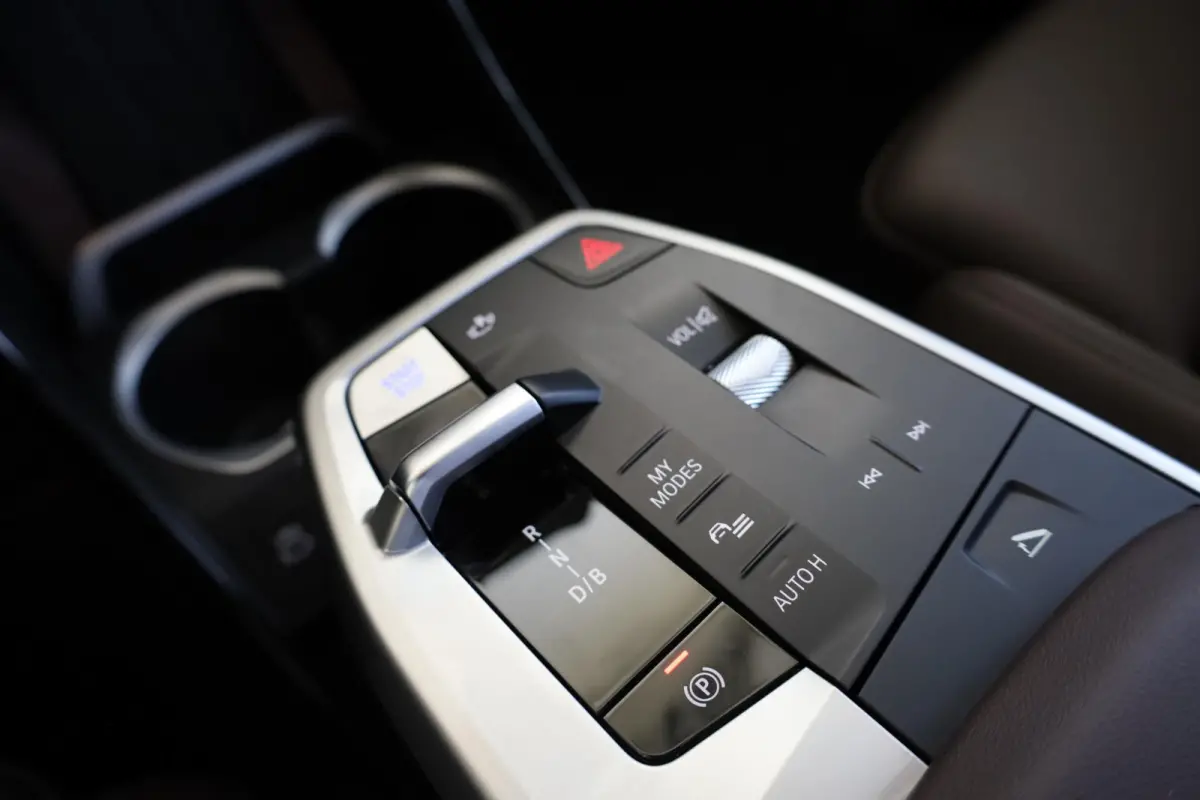 eDrive20 | M Sportpakket Pro | Driving Assistant Plus | SOH 100% | Head-Up Display | Stoelverwarming