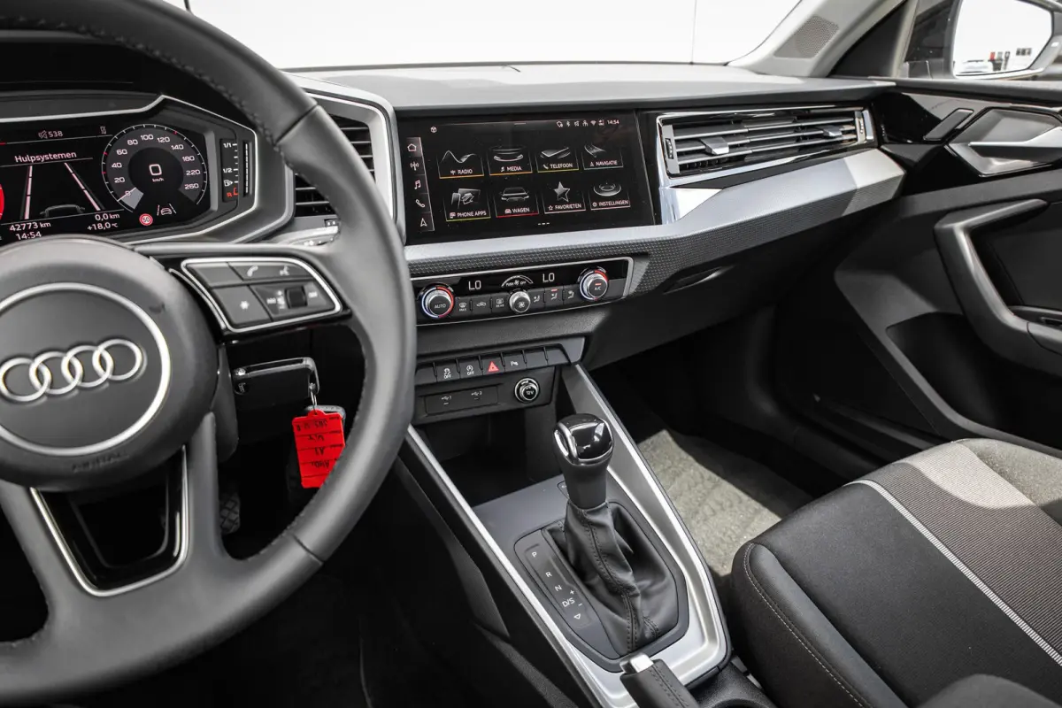 25 TFSI 95pk S-tronic Advanced edition | 18" LMV | Apple Carplay/ Android Auto | Parkeersensoren | Climate Control