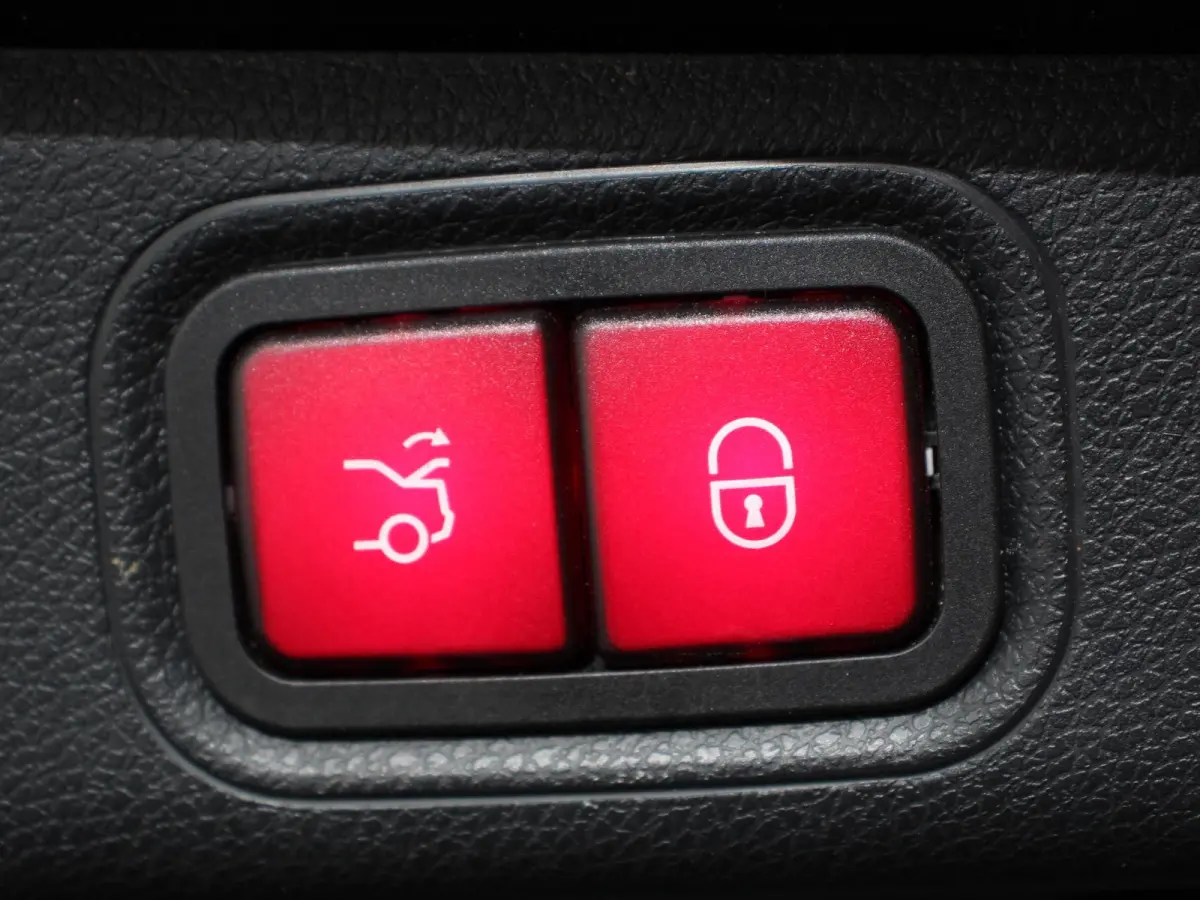 300e Avantgarde Premium Plus PHEV Automaat Panorama dak Climate control Adaptieve cruise control Parkeersensoren Camera  Verwarmde voorstoelen Keyless Lcihtmetalen velgen Led Burmester