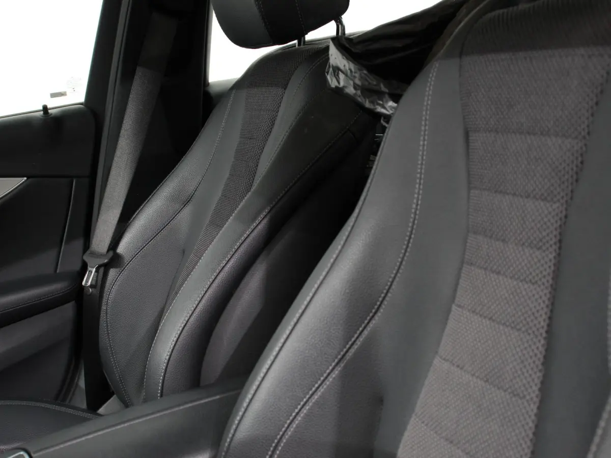 300e Avantgarde Premium Plus PHEV Automaat Panorama dak Climate control Adaptieve cruise control Parkeersensoren Camera  Verwarmde voorstoelen Keyless Lcihtmetalen velgen Led Burmester